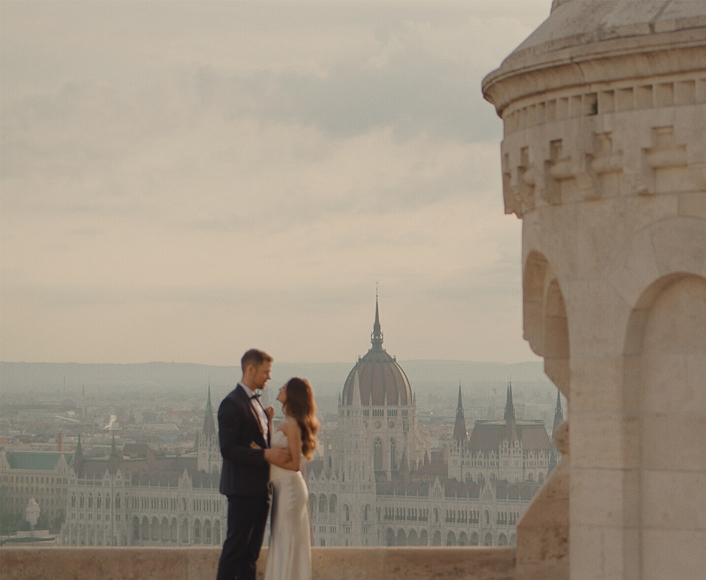 Elegant Wedding in Budapest: Jennifer and Erno created a stylish wedding with retro charm.